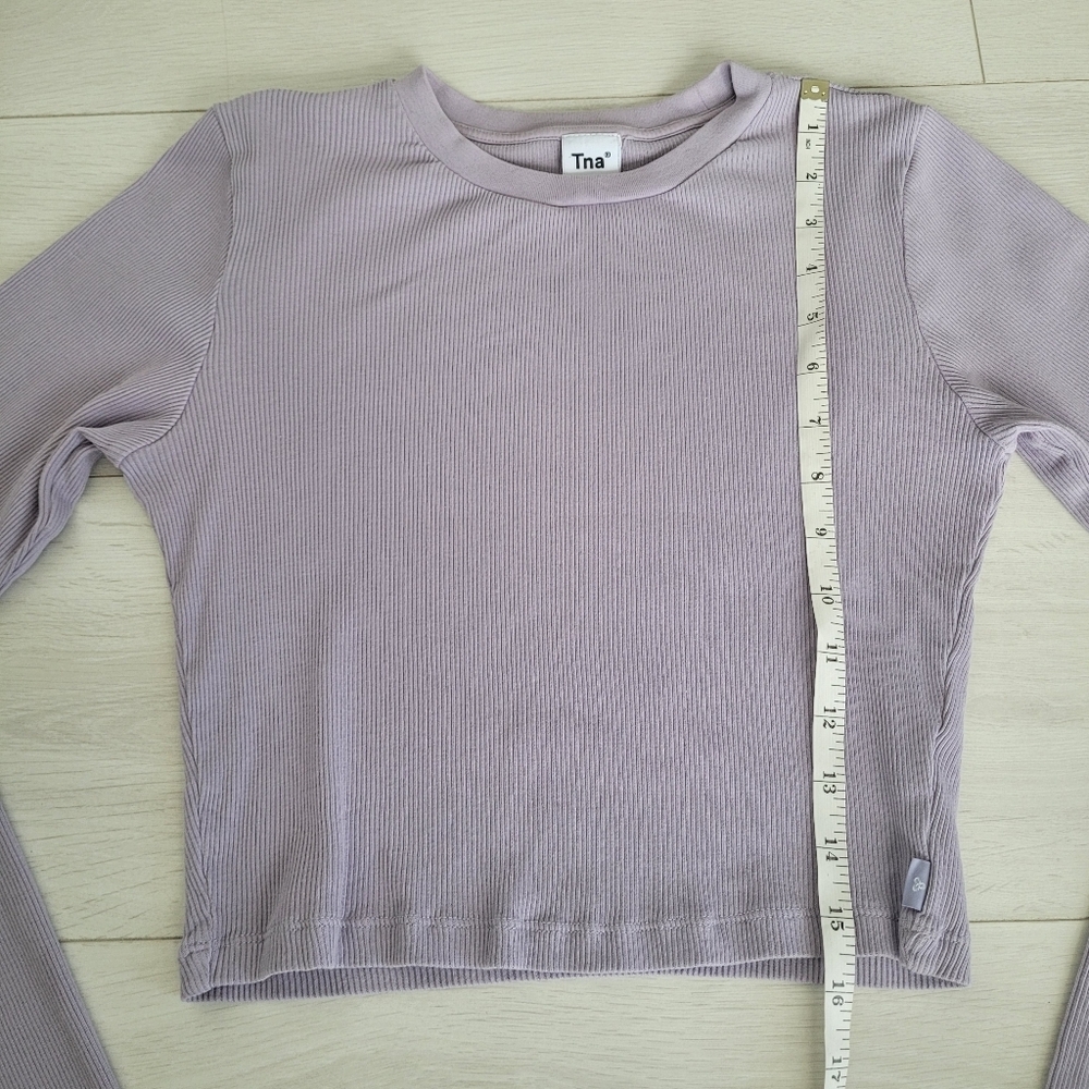 Aritzia TNA Ribbed Long Sleeve Cropped Top Shirt Size Medium Lavender - Picture 7 of 7